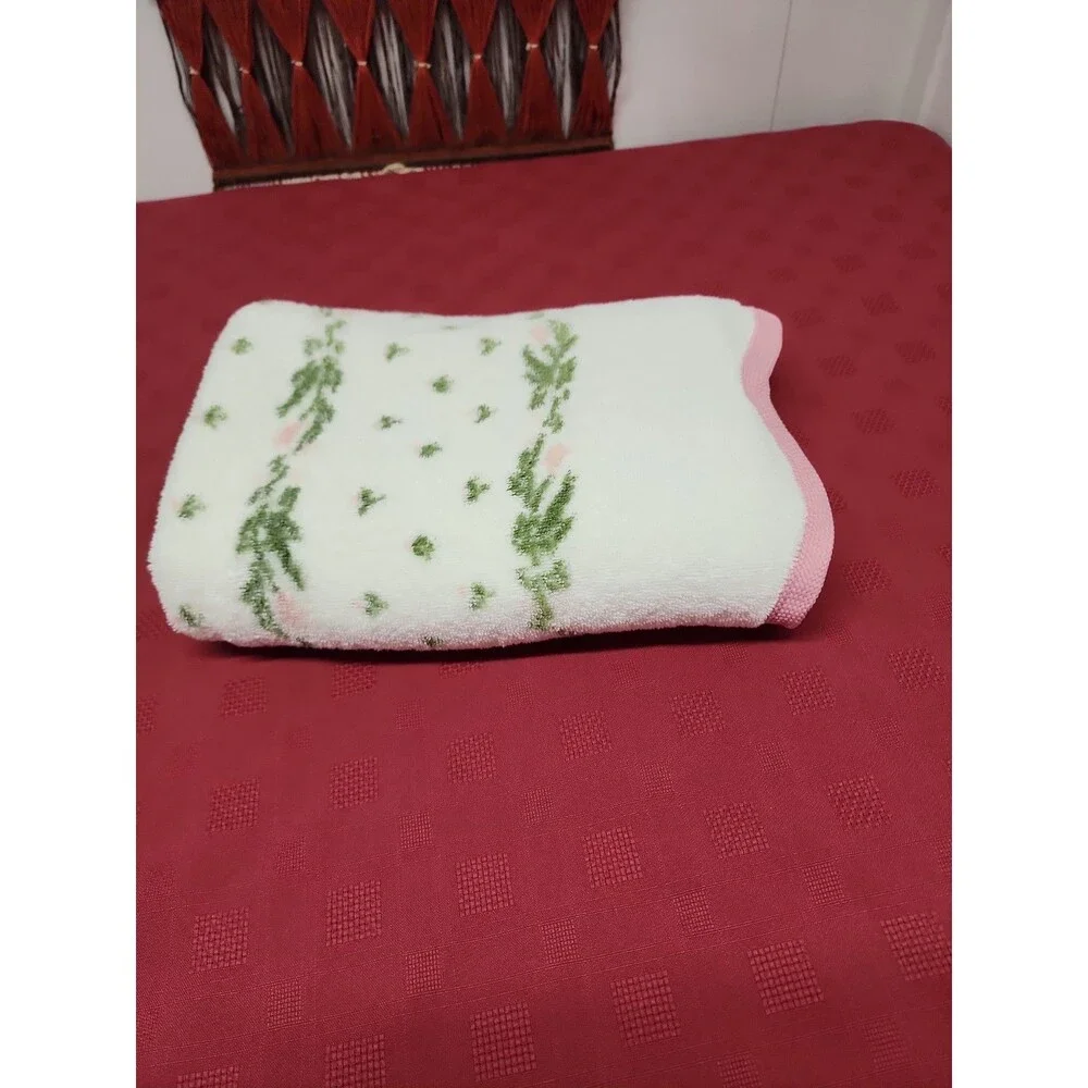 Vintage Laura Ashley By J.P. Stevens Bath Towel Floral Motif Pink Scalloped Edge